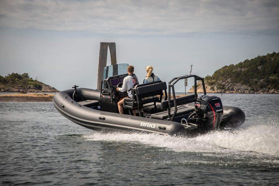RIB i fart gjennom skjærgården